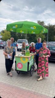 Wahlkampfstand vorm Edeka in nettester Gesellschaft der @omasgegenrechts, viele nette Begegnungen und grüne Gummibärchen und Blumensamen haben wir auch fleißig verteilt. Am 22.08. geht’s weiter bei Hol ab 💚
#grüneworpswede #wahlkampf #kommunalwahl #machsgrün