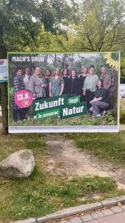 Wir sind auf einer Mission, wir wollen in den Rat und deshalb zeigen wir euch unsere Gesichter (als eine der ganz wenigen), wir ihr uns kennen lernen sollt. Und weil wir stolz darauf sind, mit so starken Frauen anzutreten.
Treffen könnt ihr uns am Samstag morgen vor Hol ab.
#grüneworpswede #kommunalwahl2026 #machsgrün