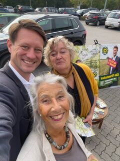 Lieber Kim, nicht nur diese zwei bezaubernden Frauen haben dich heute auf dem Parkplatz vorm Edeka beim Sonnenblumen und Honig verteilen unterstützt. Wir stehen ALLE an deiner Seite, wählen dich und drücken dir fest die Daumen! Du wirst ein toller Landrat 💪🏻.
#grüneworpswede #stichwahl #landrat